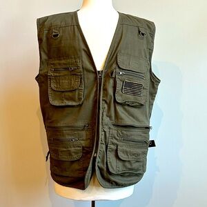 Guide Gear Hunting Vest Size Large Multiple pockets and zipper detail